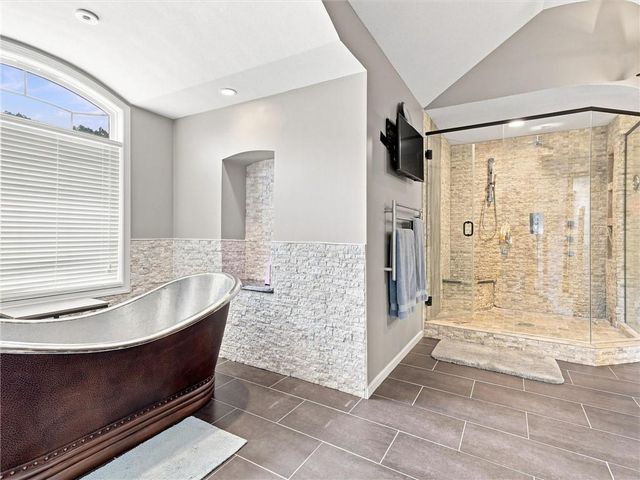 5822 NE Timber Hills Drive, Lee's Summit, MO 64064