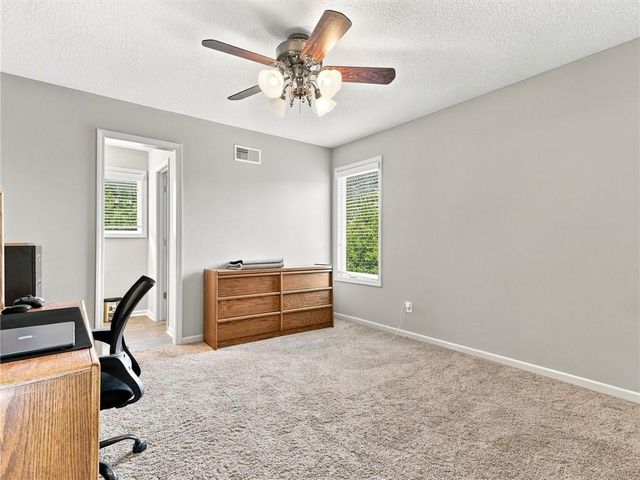 5822 NE Timber Hills Drive, Lee's Summit, MO 64064