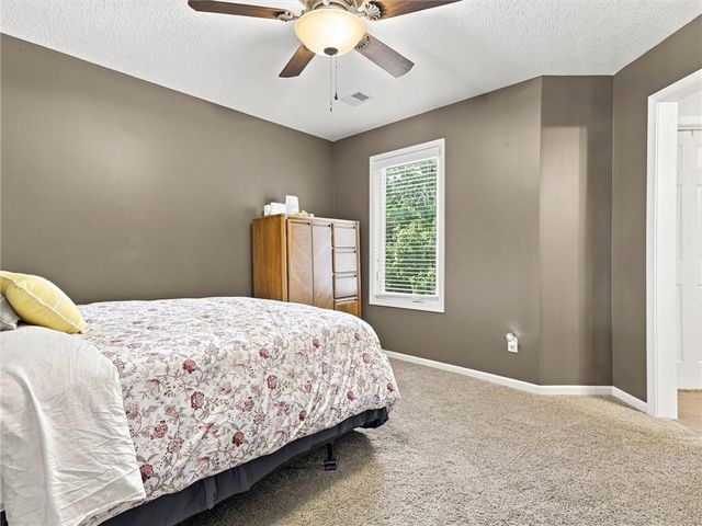 5822 NE Timber Hills Drive, Lee's Summit, MO 64064