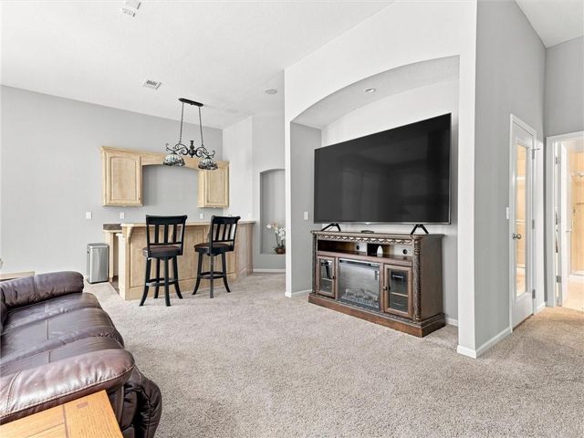 5822 NE Timber Hills Drive, Lee's Summit, MO 64064