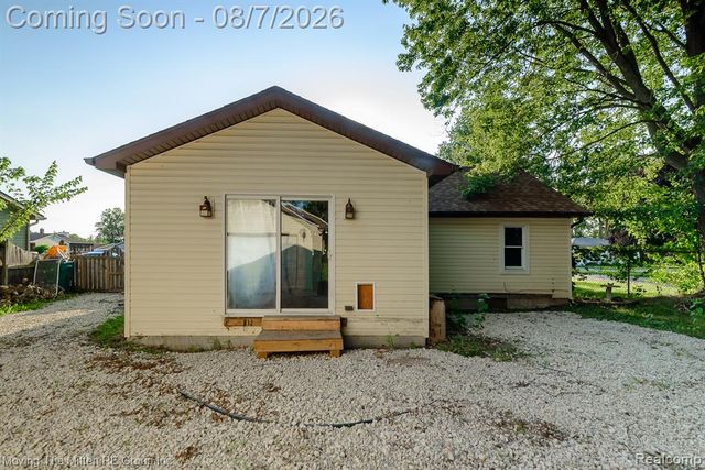 26247 Weigel Road, New Boston, MI 48164