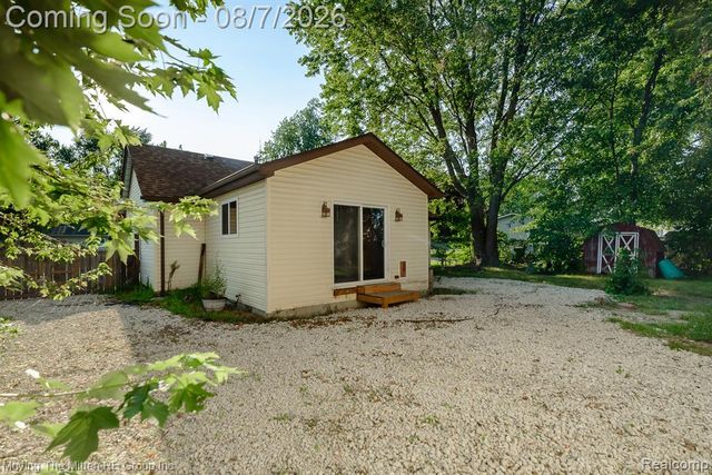 26247 Weigel Road, New Boston, MI 48164