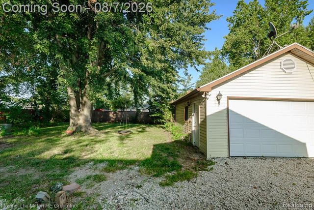 26247 Weigel Road, New Boston, MI 48164