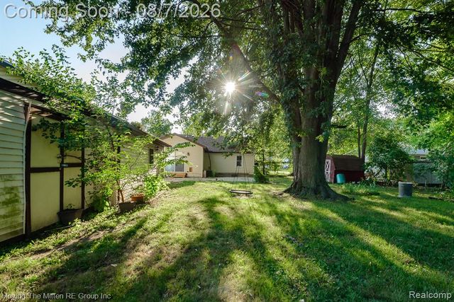 26247 Weigel Road, New Boston, MI 48164