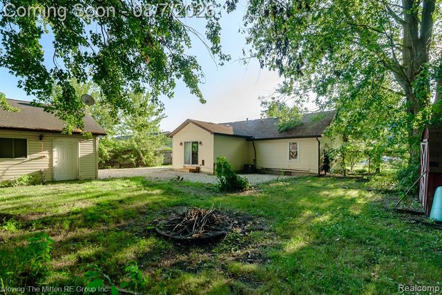 26247 Weigel Road, New Boston, MI 48164