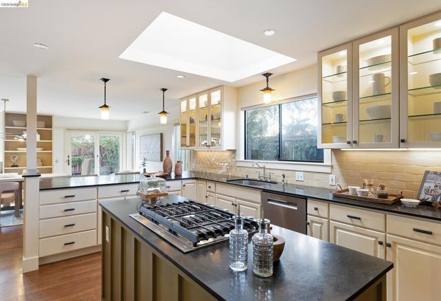 22 Kensington Ct, Kensington, CA 94707