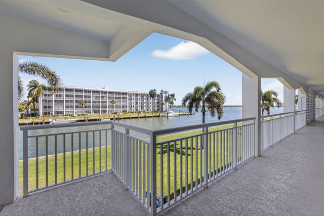 111 Shore Court 205, North Palm Beach, FL 33408