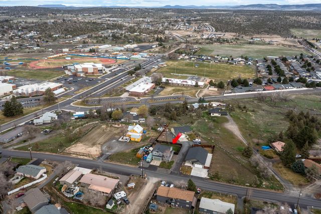 589 SE 10th Street, Madras, OR 97741