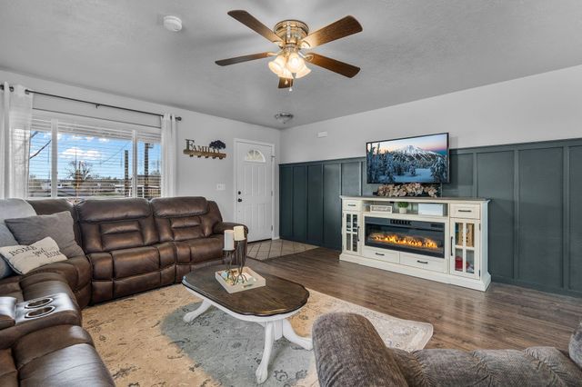 589 SE 10th Street, Madras, OR 97741