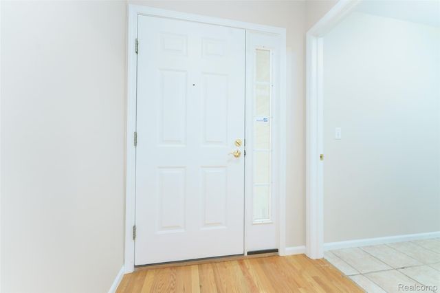 216 Canterbury Court, Linden, MI 48451