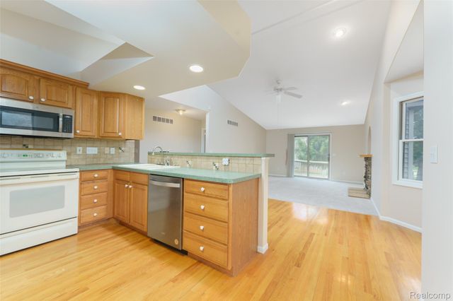 216 Canterbury Court, Linden, MI 48451