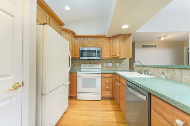 216 Canterbury Court, Linden, MI 48451
