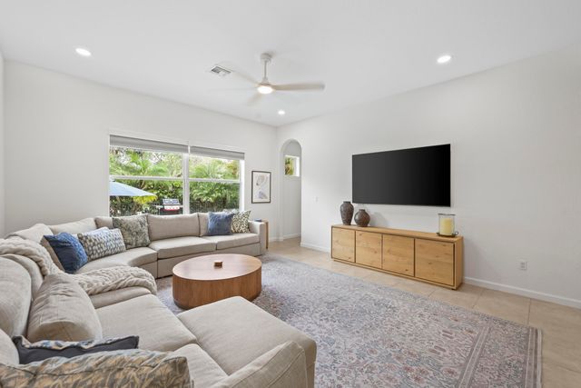 9387 Silent Oak Circle, West Palm Beach, FL 33411