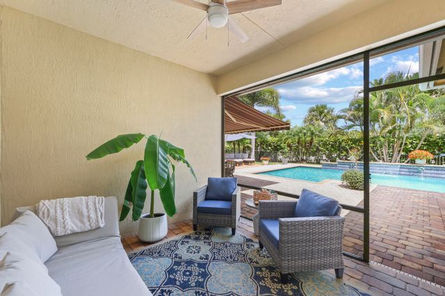 9387 Silent Oak Circle, West Palm Beach, FL 33411