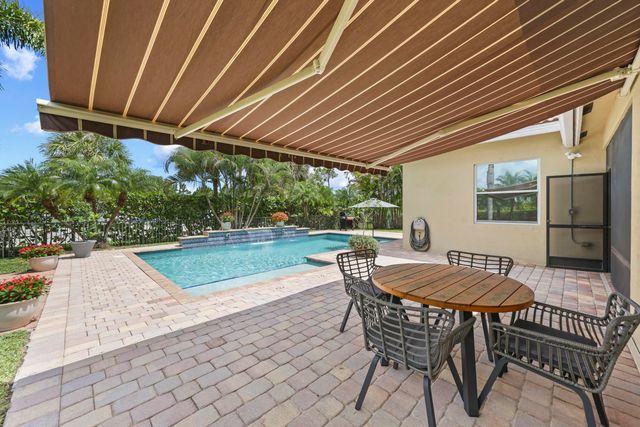 9387 Silent Oak Circle, West Palm Beach, FL 33411