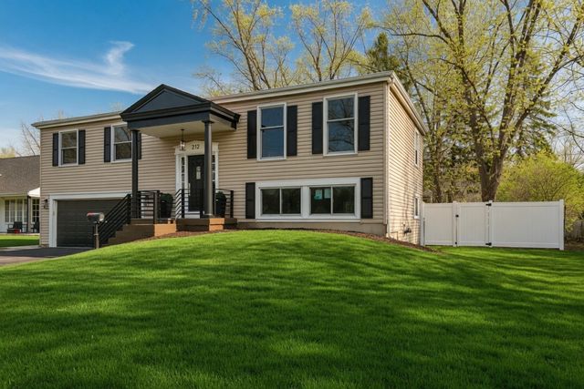 212 S River Road, Naperville, IL 60540