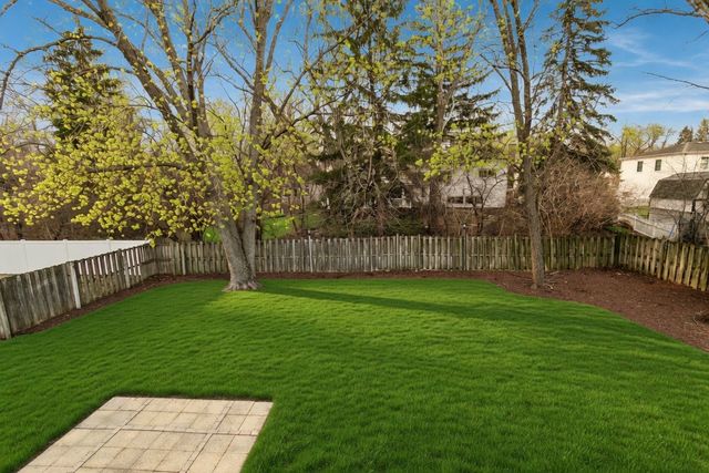 212 S River Road, Naperville, IL 60540