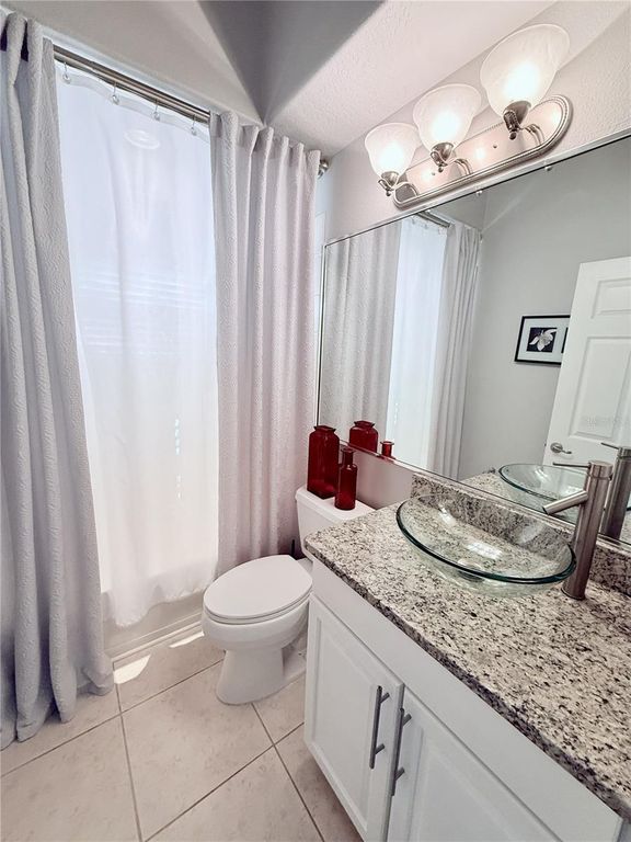Image 11 of property listing at 6837 74TH STREET CIRCLE E, Bradenton, FL 34203