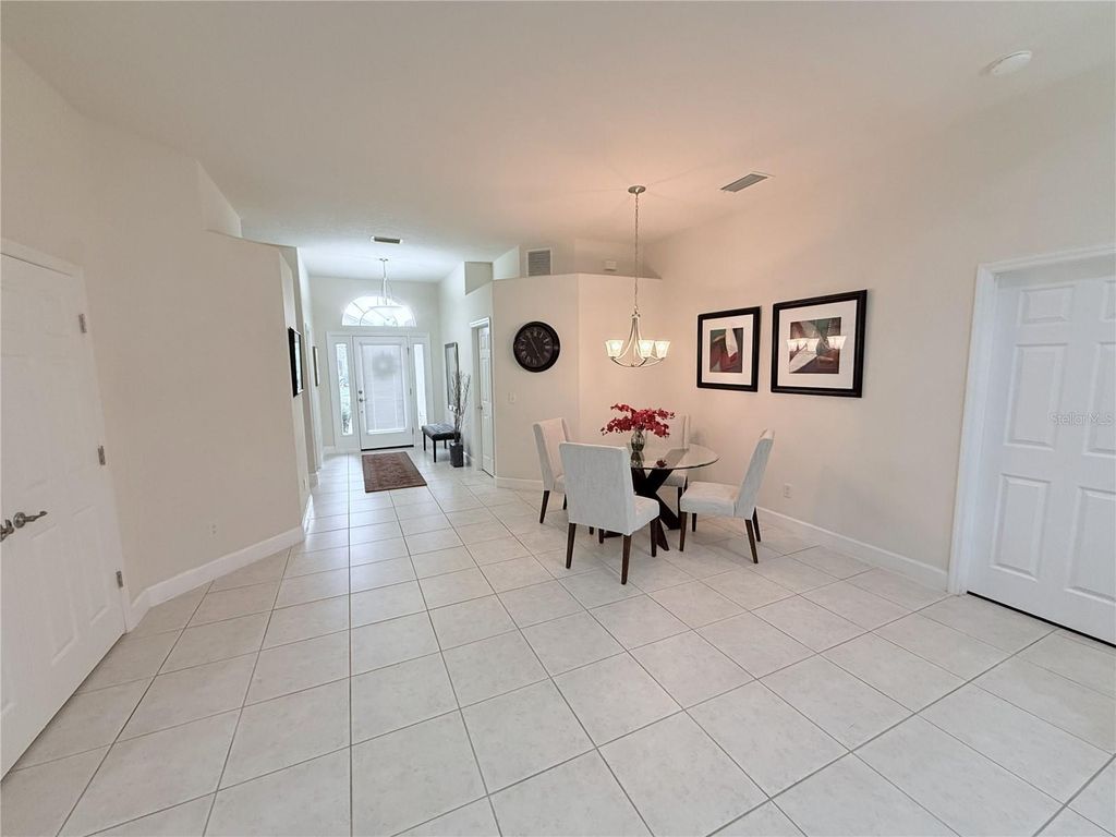Image 5 of property listing at 6837 74TH STREET CIRCLE E, Bradenton, FL 34203