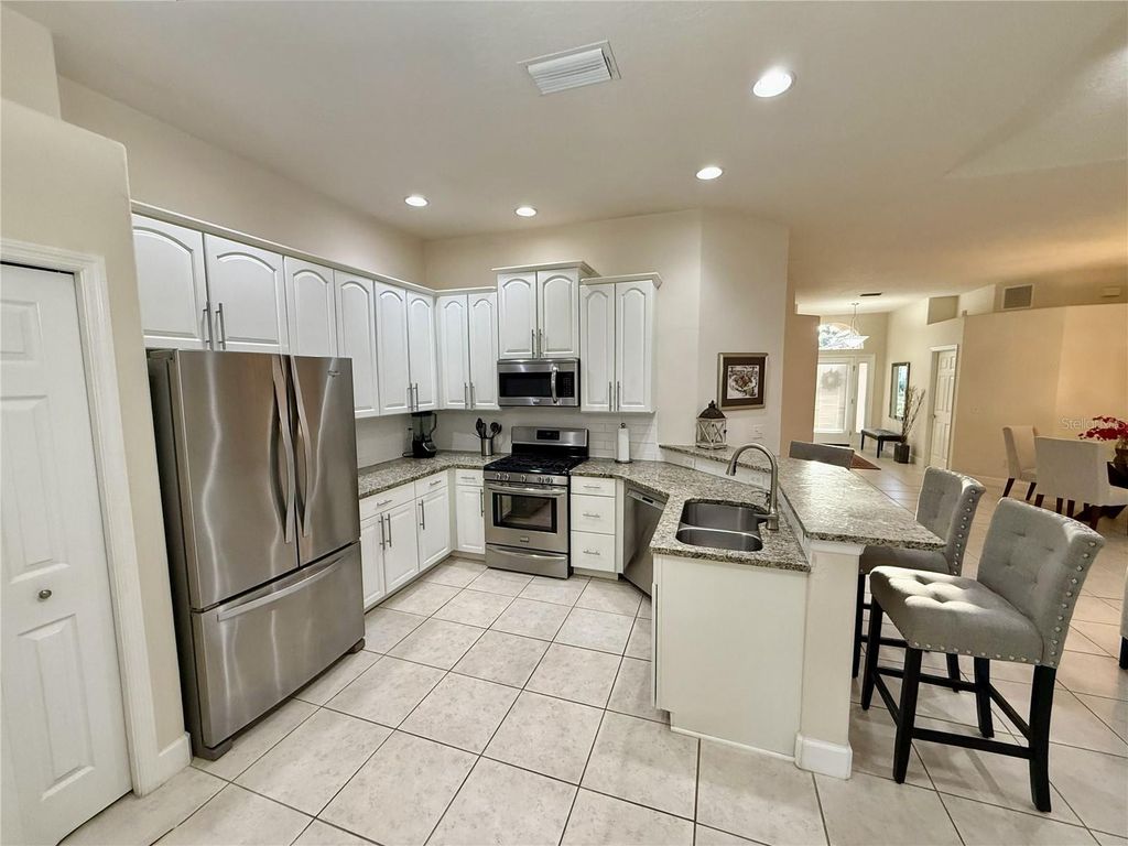 Image 8 of property listing at 6837 74TH STREET CIRCLE E, Bradenton, FL 34203
