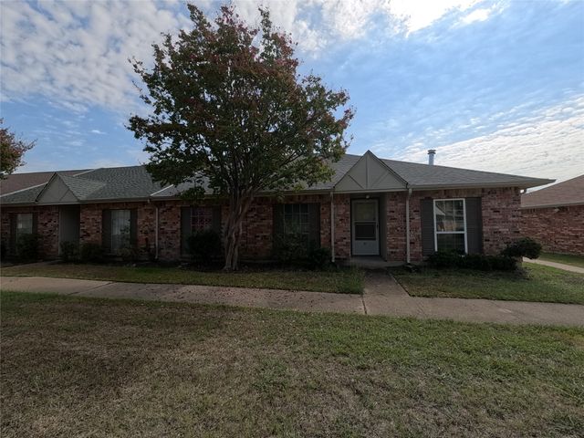 21 W Townhouse Lane 33, Grand Prairie, TX 75052
