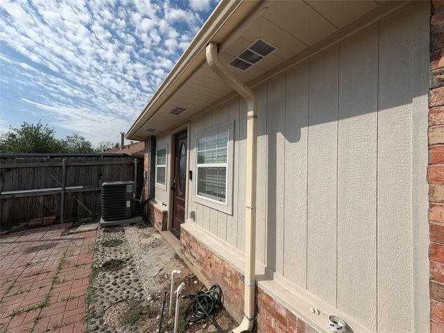 21 W Townhouse Lane 33, Grand Prairie, TX 75052