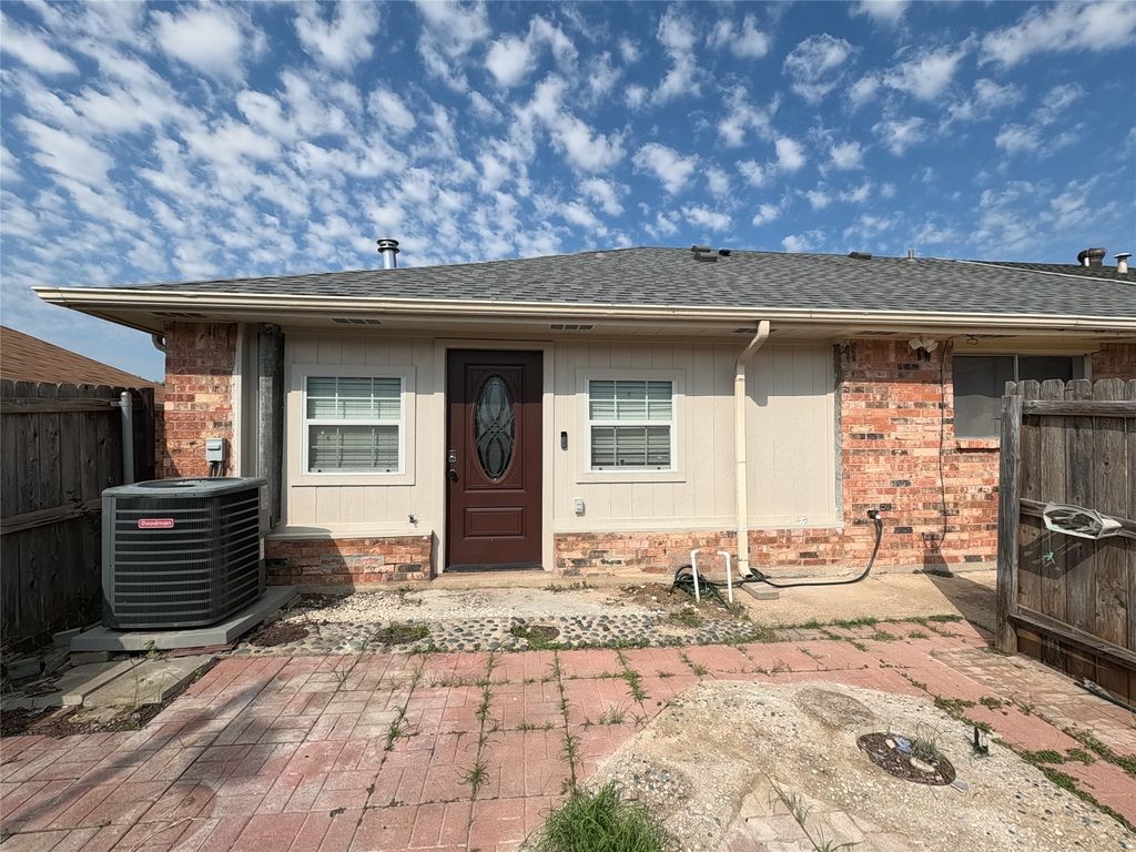 21 W Townhouse Lane 33, Grand Prairie, TX 75052