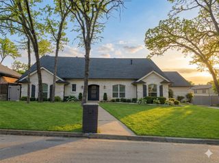2202 Woodsong Trail, Arlington, TX 76016