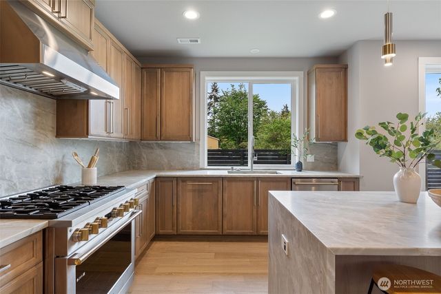 7825 NE 143rd Street, Kirkland, WA 98034
