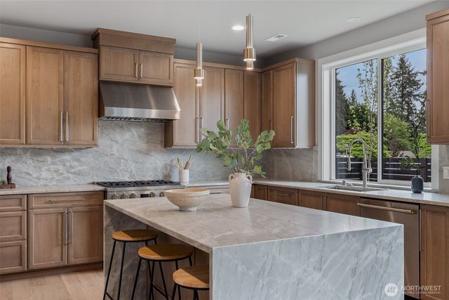 7825 NE 143rd Street, Kirkland, WA 98034