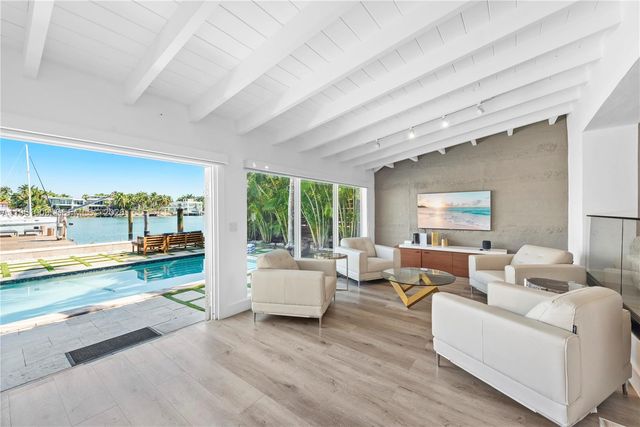 253 N Coconut Ln, Miami Beach, FL 33139