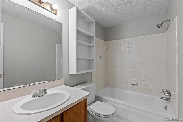 2092 Orchard Crest Street, Utica, MI 48317