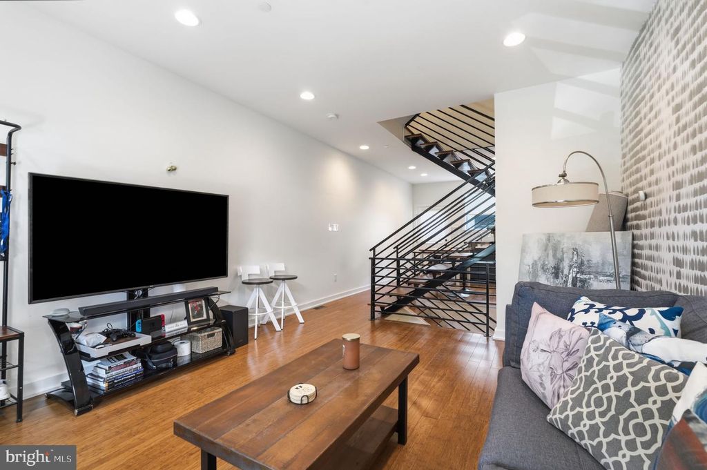 2709 CAMBRIDGE ST, PHILADELPHIA, PA 19130 — photo 4