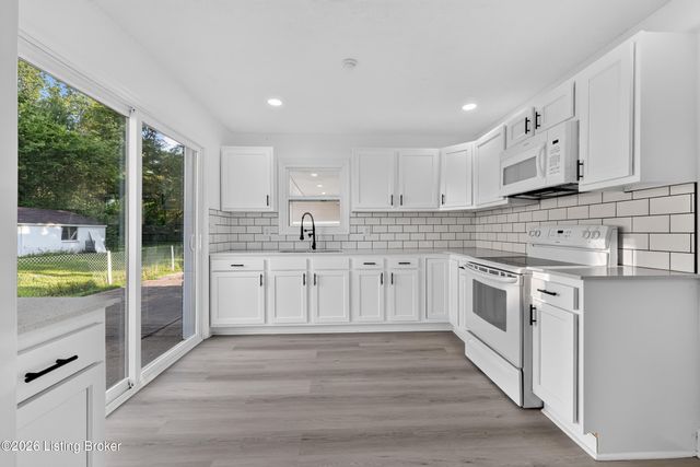 1006 Meadow Hill Rd, Louisville, KY 40219