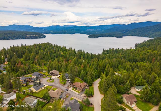8729 N Stable Trace CT, Hayden, ID 83835