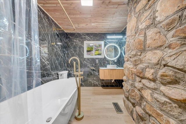 1203 Bottom Creek LN, Bent Mountain, VA 24059