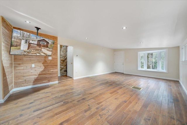 1203 Bottom Creek LN, Bent Mountain, VA 24059