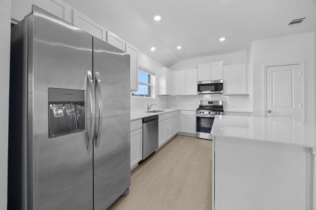 209 Donnington DR, Hutto, TX 78634