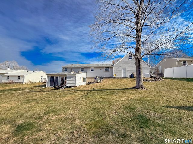 27 Londonderry Drive, Wallingford, CT 06492