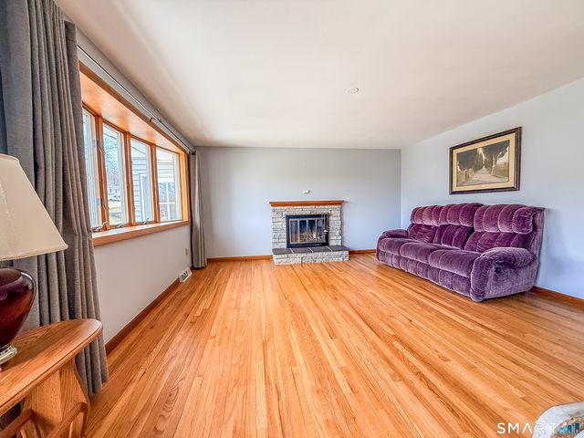 27 Londonderry Drive, Wallingford, CT 06492