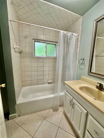 3404 Rockhaven Avenue, Rochester Hills, MI 48309