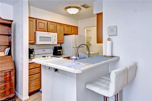 225 Ridge Wood DR, Hampton, VA 23666