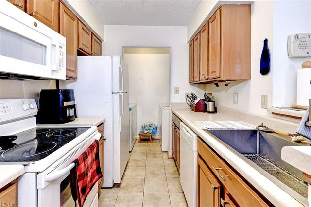 225 Ridge Wood DR, Hampton, VA 23666