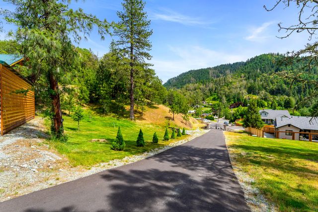 225 SE Eagle Ridge Drive, Canyonville, OR 97417