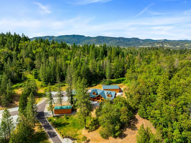 225 SE Eagle Ridge Drive, Canyonville, OR 97417