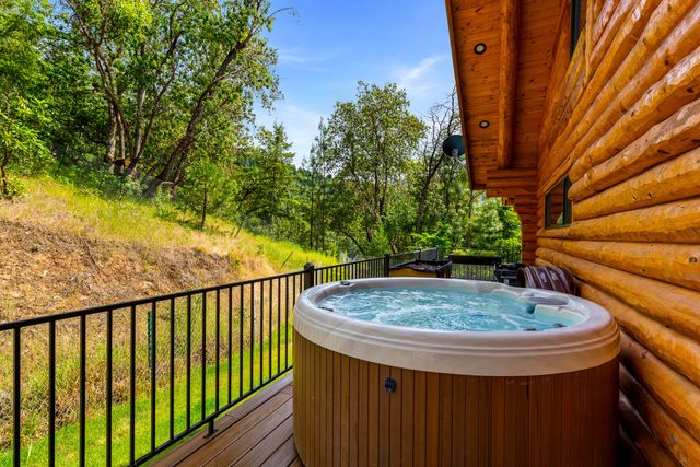 225 SE Eagle Ridge Drive, Canyonville, OR 97417