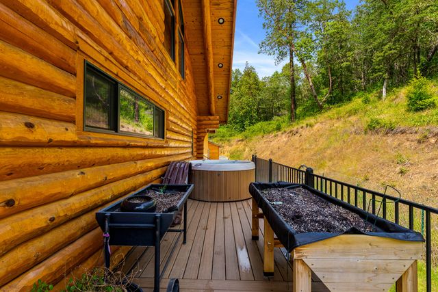 225 SE Eagle Ridge Drive, Canyonville, OR 97417