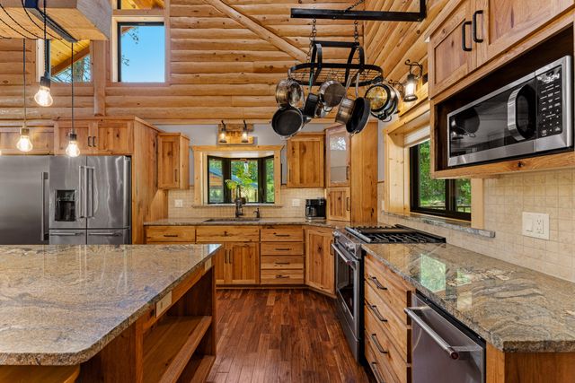 225 SE Eagle Ridge Drive, Canyonville, OR 97417