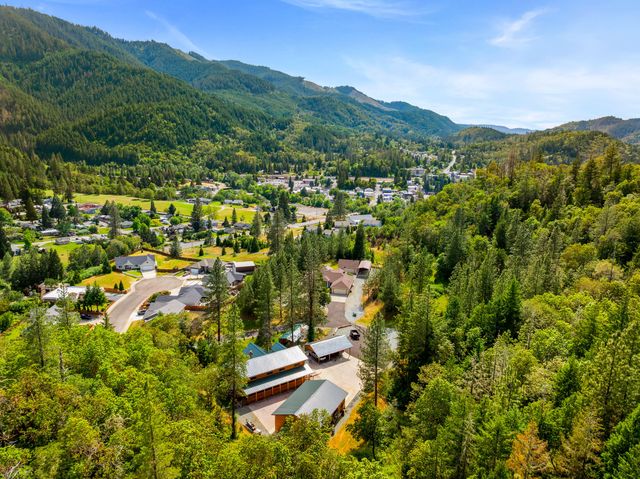 225 SE Eagle Ridge Drive, Canyonville, OR 97417