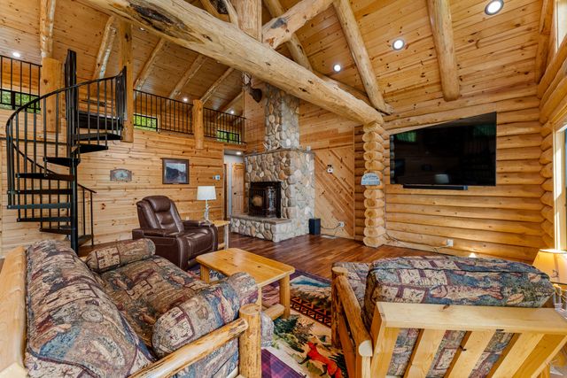 225 SE Eagle Ridge Drive, Canyonville, OR 97417